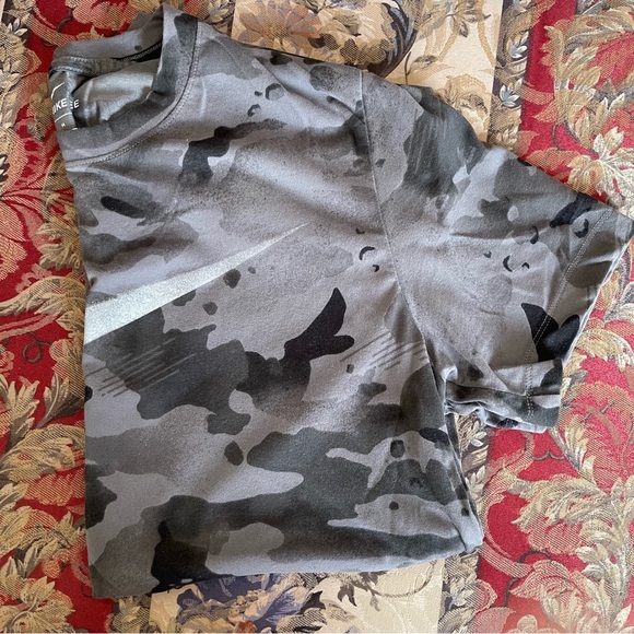 Nike Tee - Dri Fit - Gray Camo.  Mens:  Medium. - Picture 6 of 6
